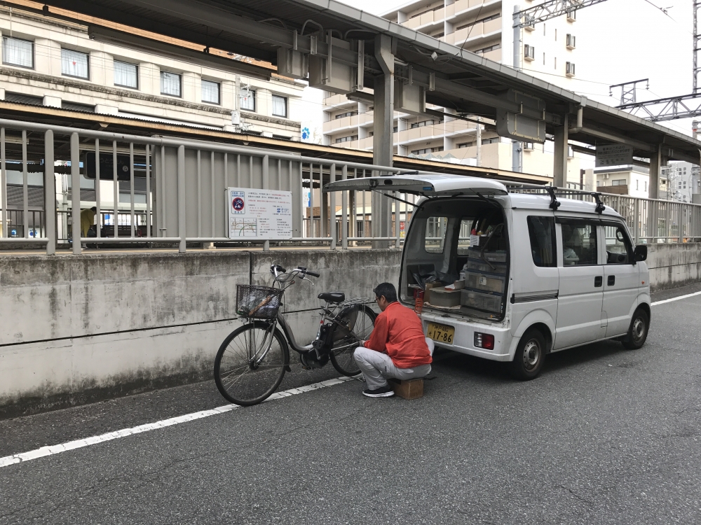 自転車の出張修理の画像
